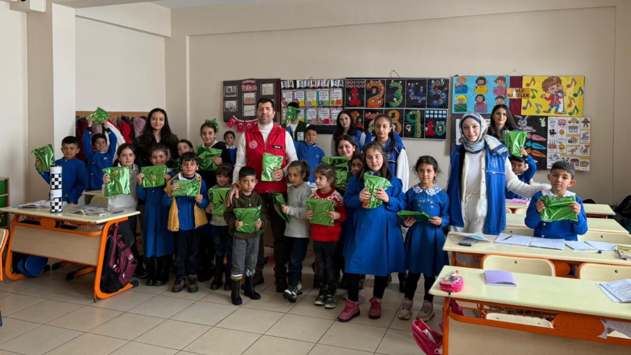 Ağrı’nın köy okullarında öğrencilere hijyen eğitimi veriliyor