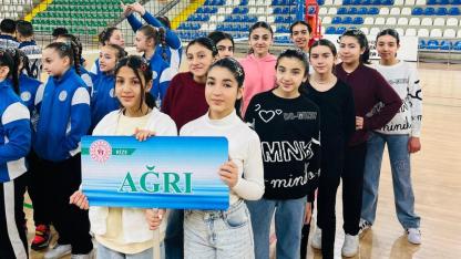 Ağrı’nın küçükleri set vermeden zirveye çıktı