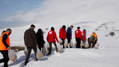 Ağrı’nın zorlu kış şartlarında yaban hayvanları için doğaya yem bırakıldı