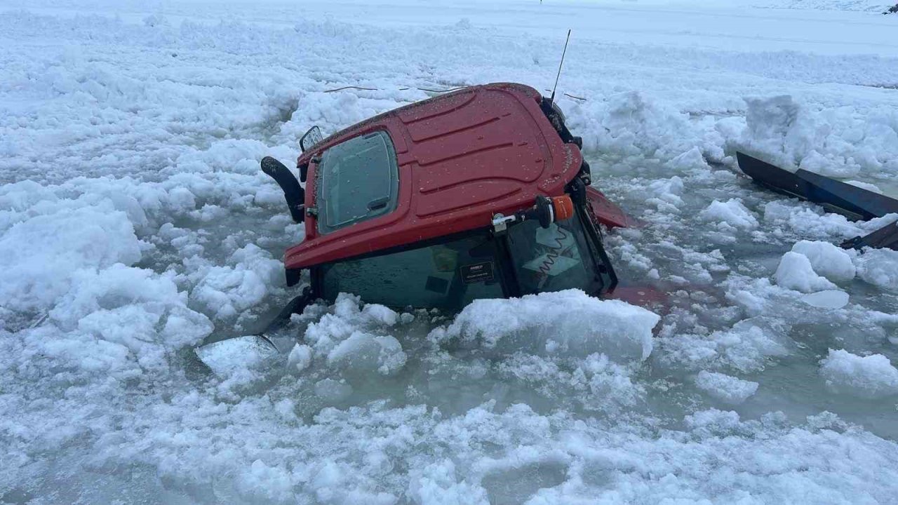 Ardıhan’da bulunan Çıldır Gölü yüzeyindeki buz kırıldı, traktör sulara gömüldü