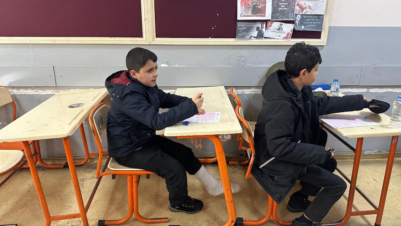 Ağrı’da yapılan Siyer sınavına kırık ayakla geldi