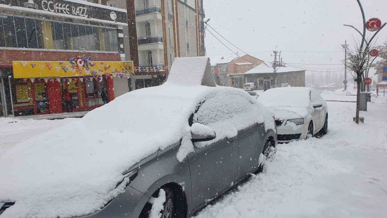 Başkale’de yoğun kar yağışı