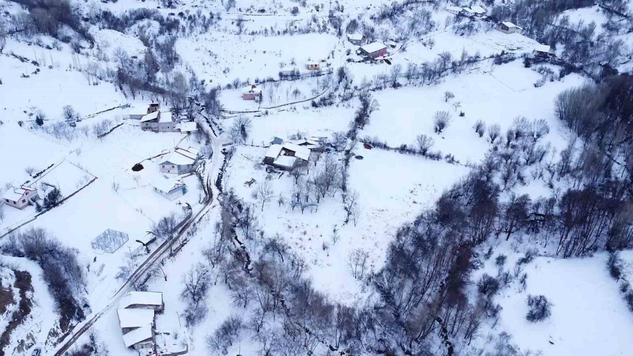 Beyaza bürünen 2 bin rakımdaki mahalleler havadan görüntülendi
