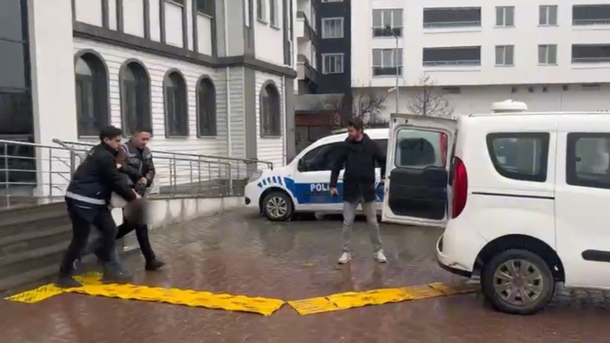 Bıçaklı saldırıya uğrayan kız öğrenci yaralandı