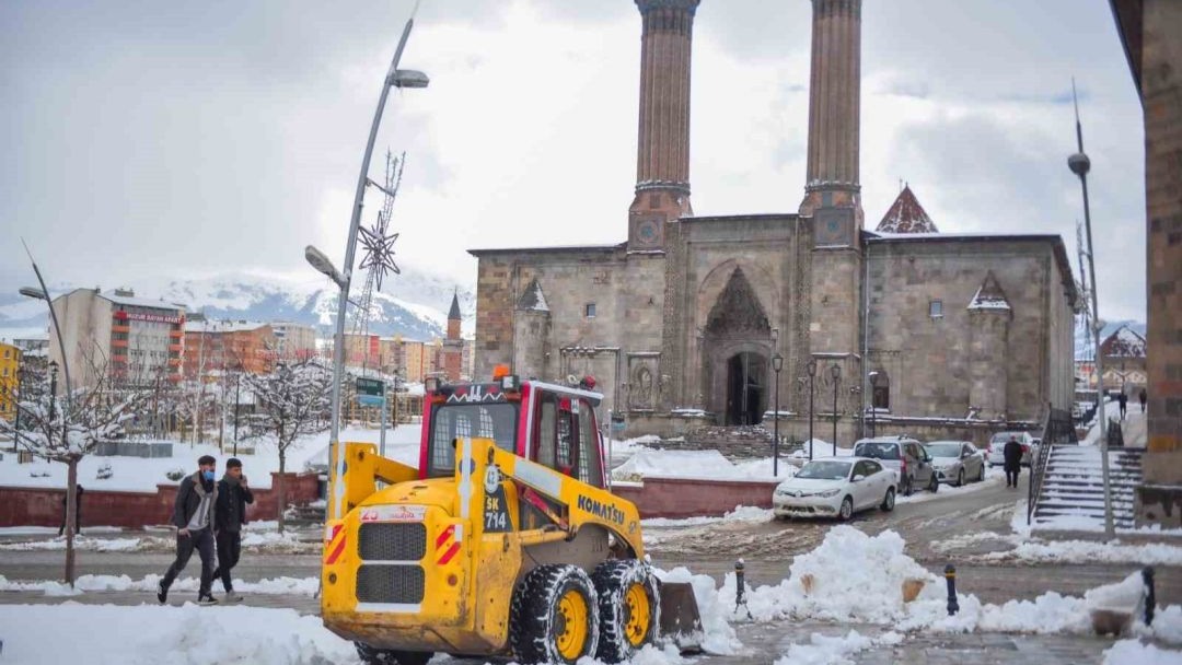 Bin 200 personel ve 400 araç sahada karla mücadele yapıyor