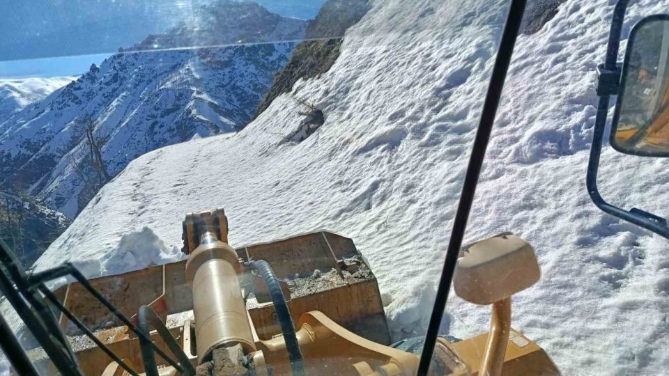 Bingöl’de kar ve heyelandan dolayı kapanan köy yolları açılıyor