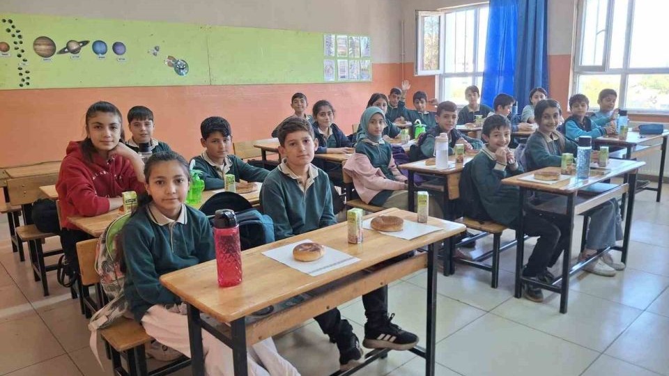 Bitlis Güroymak’ta öğrencilere simit ve poğaça dağıtıldı
