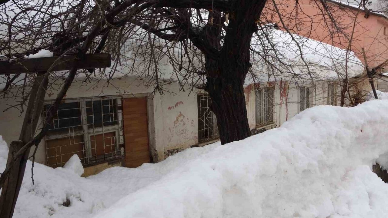 Bitlis’te kar yığınları kardan kaleye dönüştü