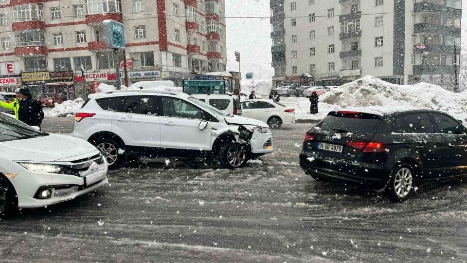 Bitlis’te zincirleme trafik kazası
