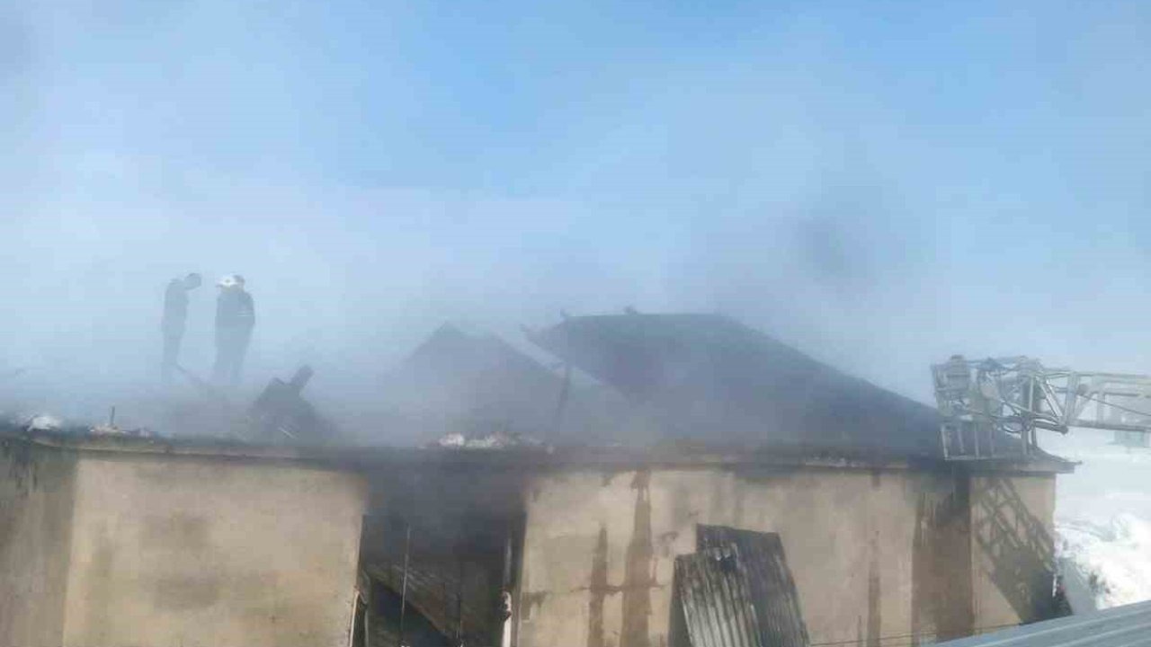 Çaldıran’da ev yangını