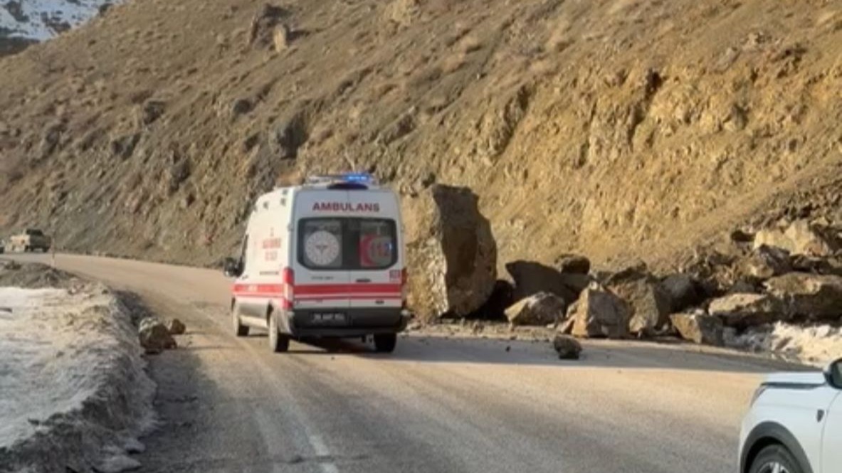 Dev kayalar yola düştü, faciaya ramak kaldı