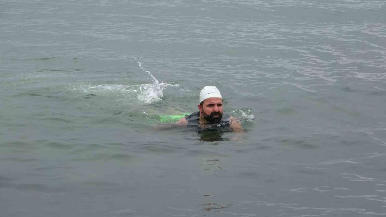 Dondurucu soğuğa meydan okudu: Van Gölü’nde şifa kulaçları