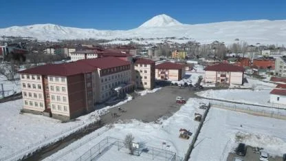 Eleşkirt’te kar çilesi manzaraya dönüştü