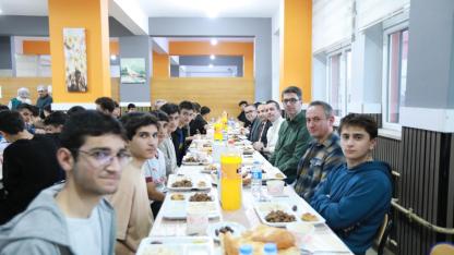 Erciş Kaymakamı Karaloğlu, İftarda Geleceğin Bilim İnsanlarıyla Buluştu