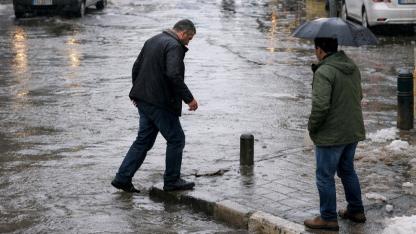 Erciş’te 3 Gündür Yağmur Etkili Oluyor; Çatılardaki Kar Tehlikesine Dikkat