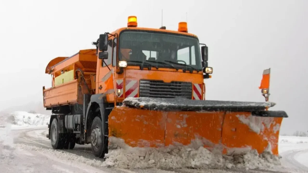 Erciş'te Yoğun Kar Yağışı; Kar Küreme Aracı Kaza Yaptı