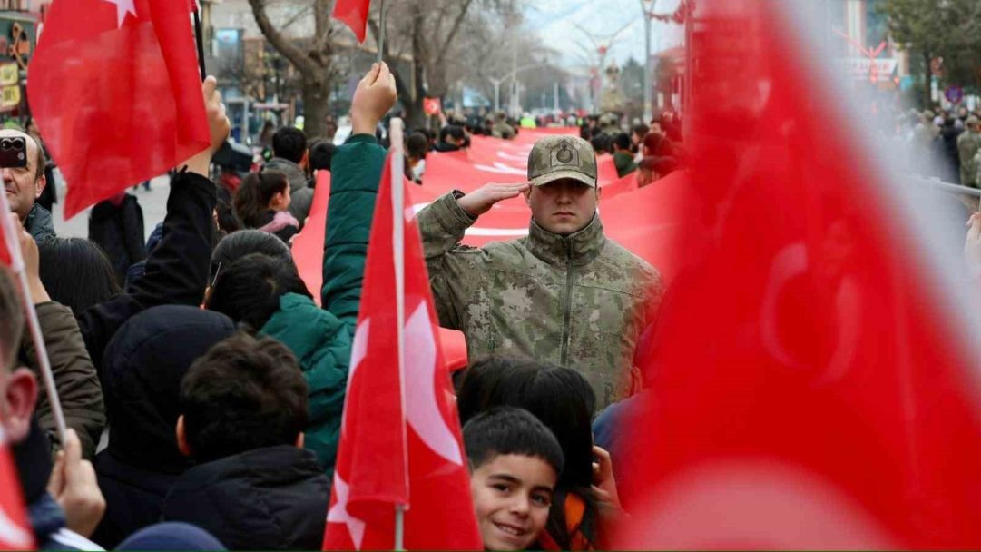 Erzincan’da on binlerce kişi ‘İstiklal Bayrakla, İstikbal Maarifle’ yürüyüşünde tek yürek oldu