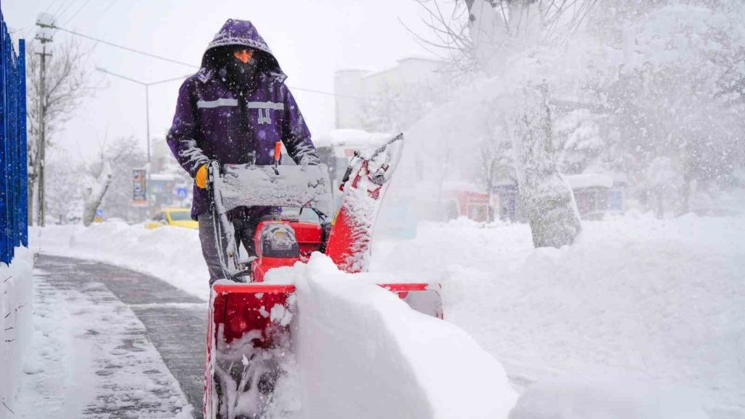 Erzurum Büyükşehir Belediyesi’nin kar timleri 7/24 sahada