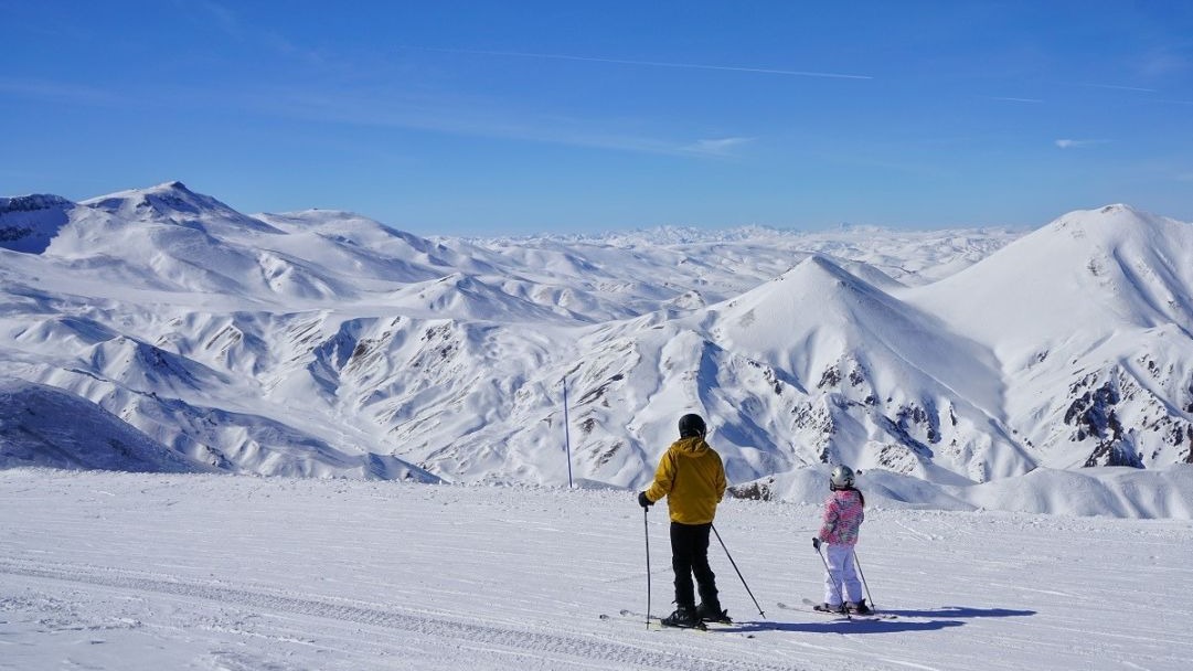 Erzurum Palandöken’de kayak keyfi sürüyor