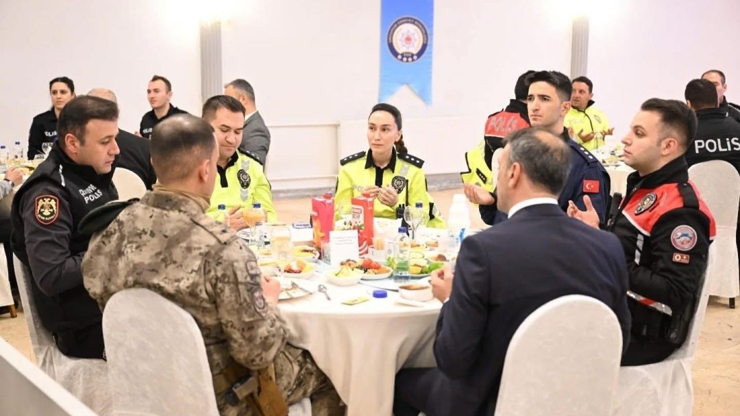 Erzurum Valisi Aydın Baruş, polis evinde iftar programında emniyet mensupları ile bir araya geldi