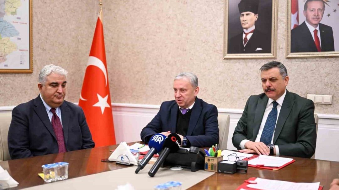 Erzurum’da kapalı spor salonu için imzalar atıldı