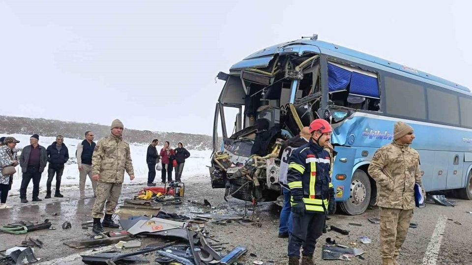 Erzurum'da trafik kazası; İran plakalı yolcu otobüsü tıra arkadan çarptı, 1 ölü, 10 yaralı
