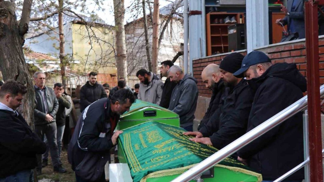 Erzurum’da trafik kazasında vefat eden iki kardeş ve bir arkadaşa hüzünlü veda