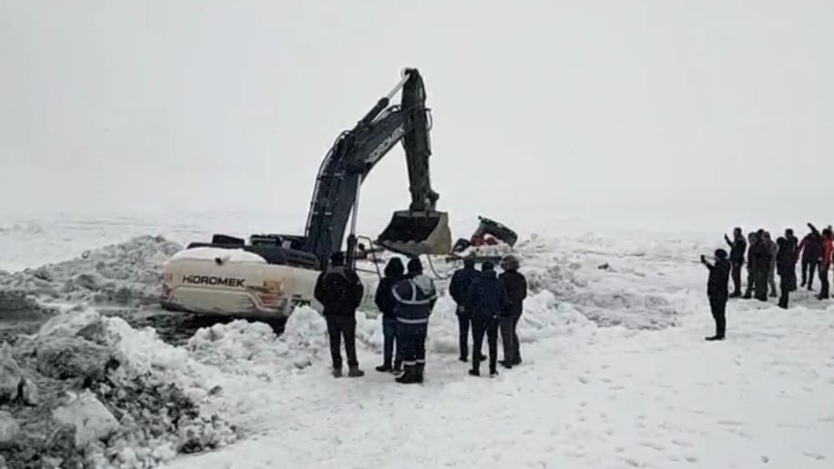 Göle batan iş makinası çıkarıldı