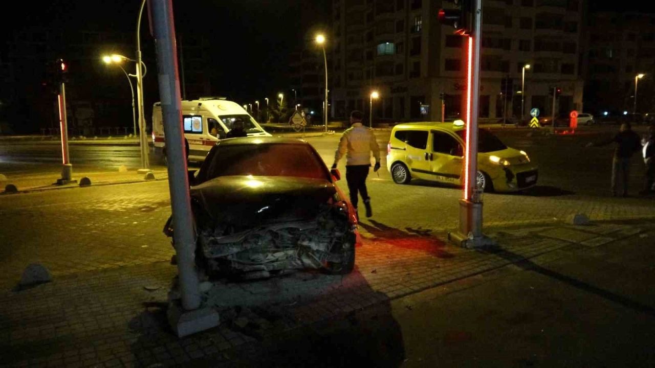 Hafif ticari araçla çarpışan otomobil kaldırıma çıkarak durabildi: 1 yaralı