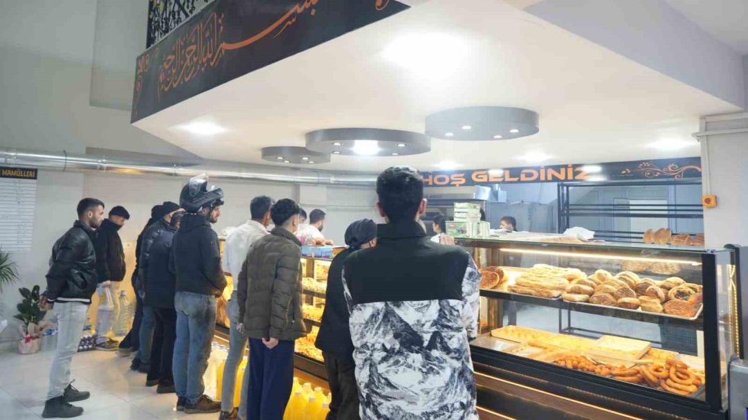 Iğdır’da ramazan pidesi kuyruğu