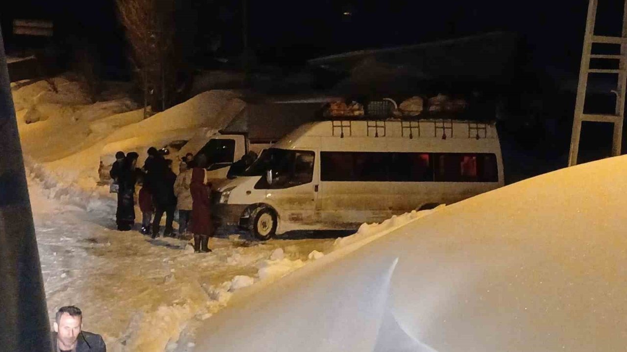 Iğdır'ın Tuzluca ilçesinde 'Köy yolunda mahsur kalan öğrenci servisi kurtarıldı