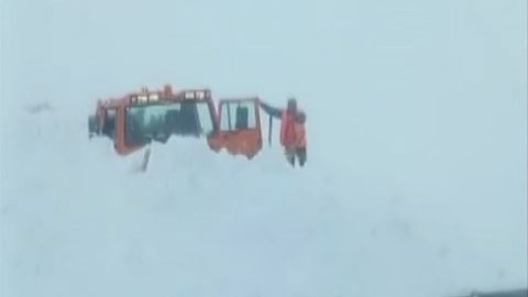 Kar temizlemesi sırasında iş makinesinin üzerine çığ düştü