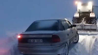 Kara saplanan aracı vatandaş traktörüyle kurtardı