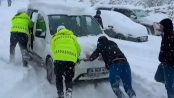 Karda mahsur kalanlara polis desteği