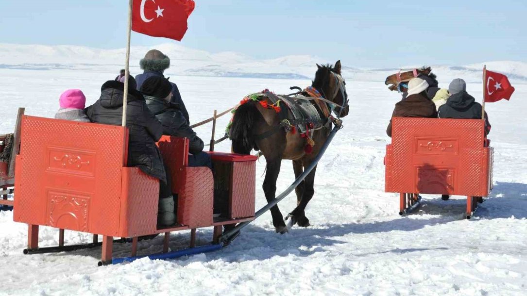 Kars Çıldır Gölü’nde dörtnala atlı kızak safarileri nefes kesiyor