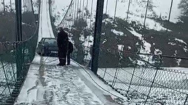 Kars’ta asma köprüde korku dolu anlar: Otomobil buzda kayarak asılı kaldı