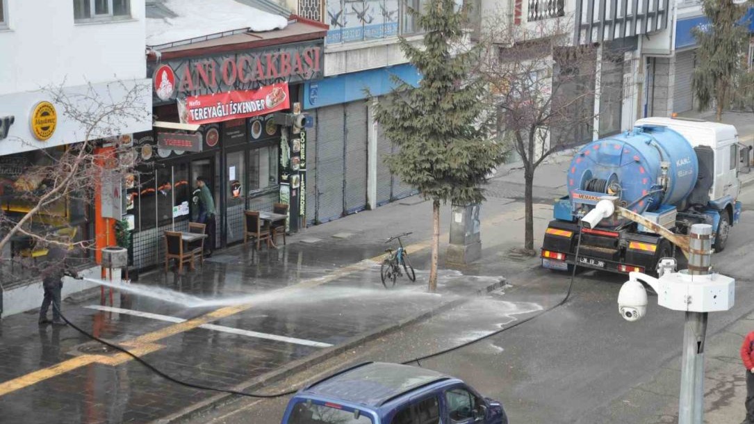 Kars’ta kaldırımlar tazyikli suyla yıkanıyor