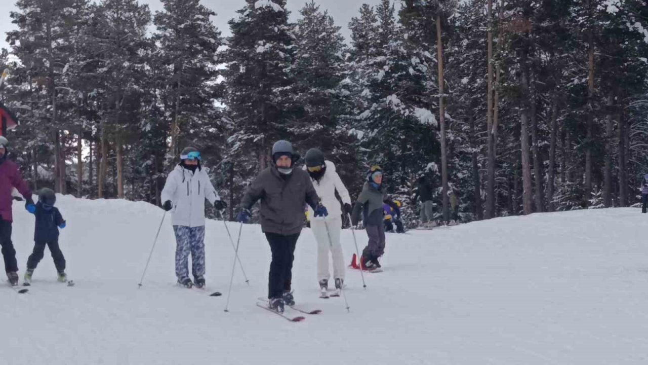 Kars’ta kayak heyecanı sürüyor
