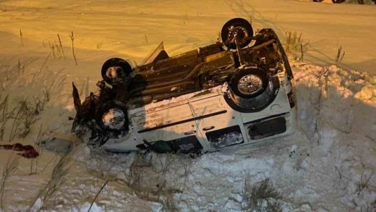 Kars’ta takla atan hafif ticari araçta can pazarı yaşandı