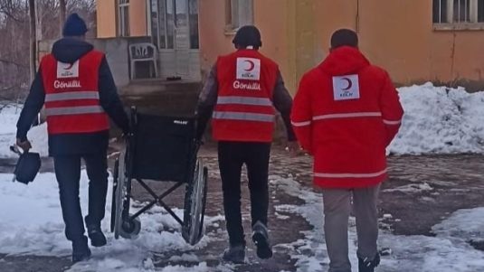 Kızılay’dan gazi eşine tekerlekli sandalye desteği