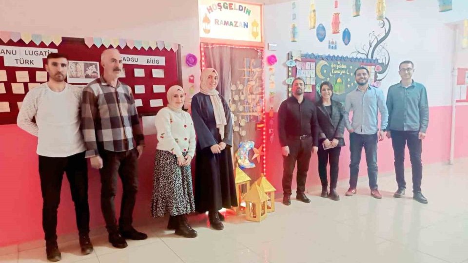 Muradiye’de Ramazan coşkusu kapılara yansıdı