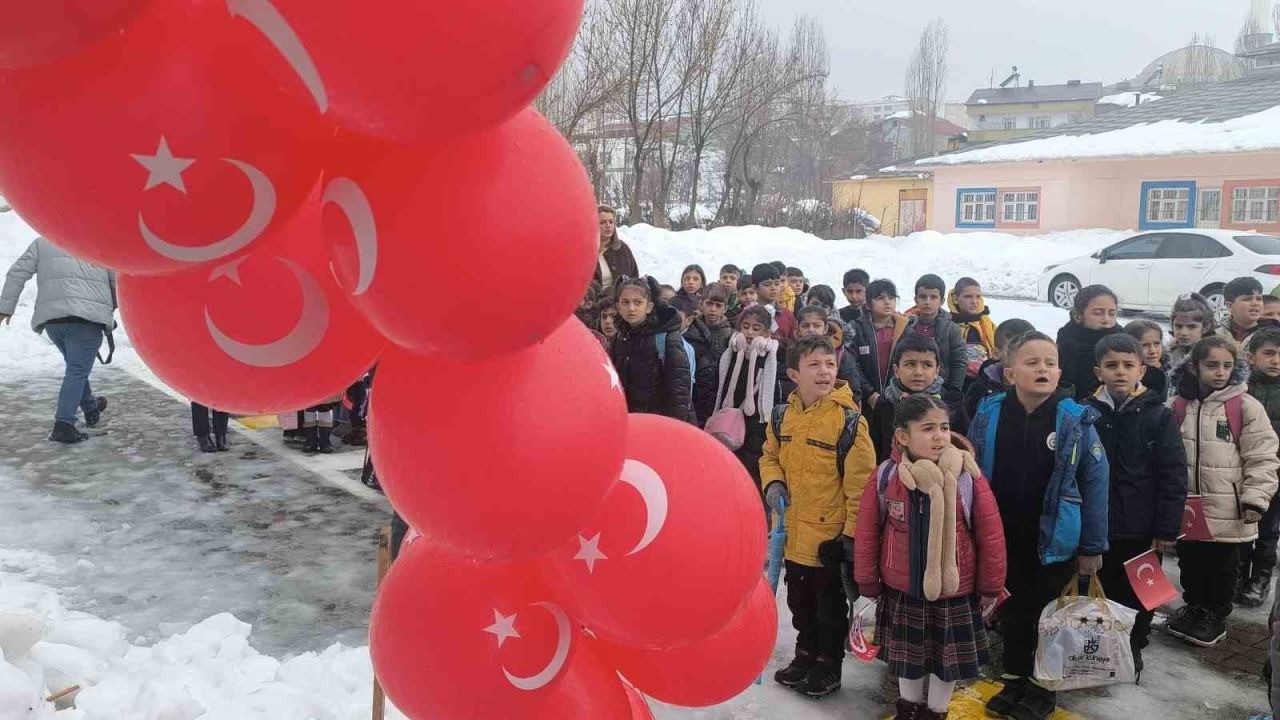 Muş’ta ikinci dönem "Bayrak Sevgisi" temasıyla başladı