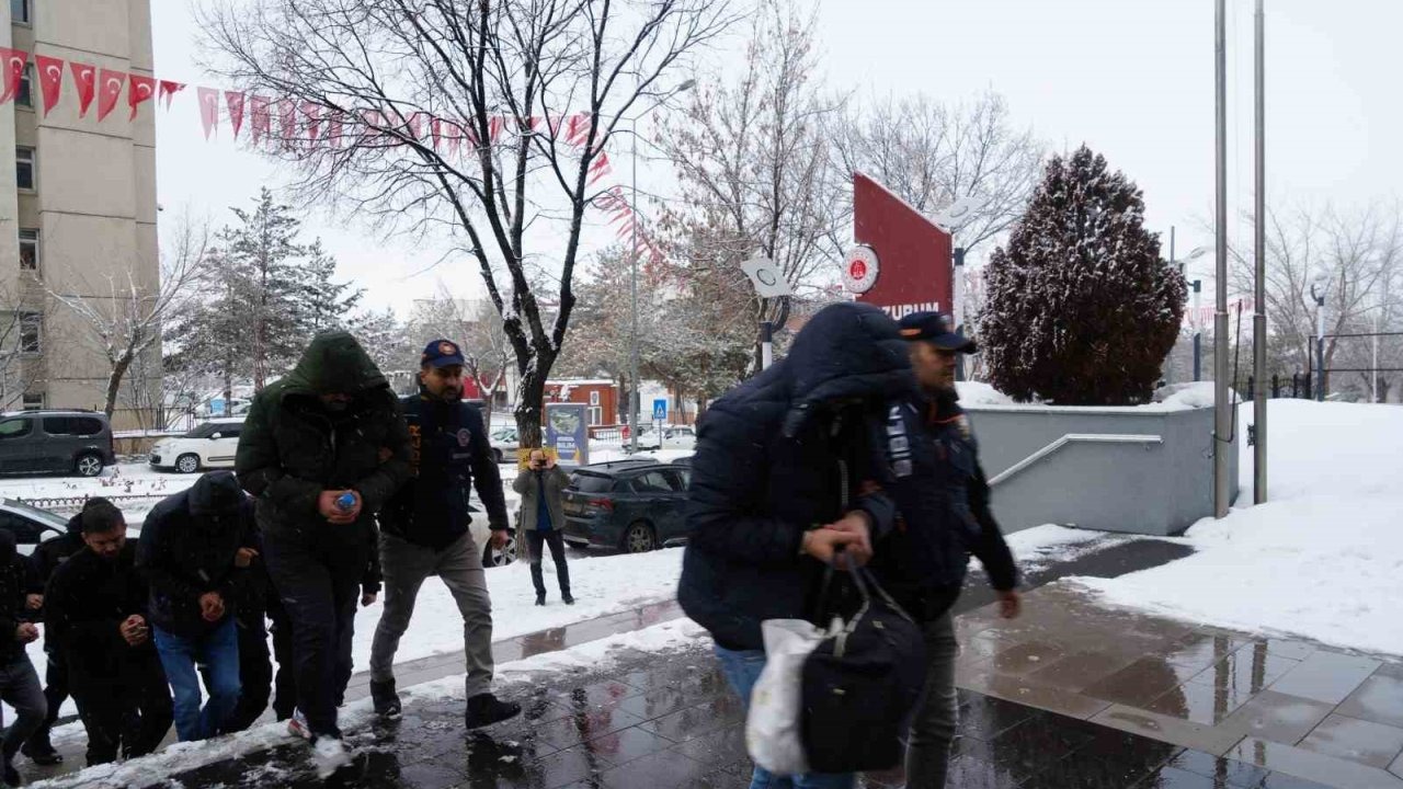 Polis Erzurum merkezli siber operasyonda 56 kişiyi tutukladı