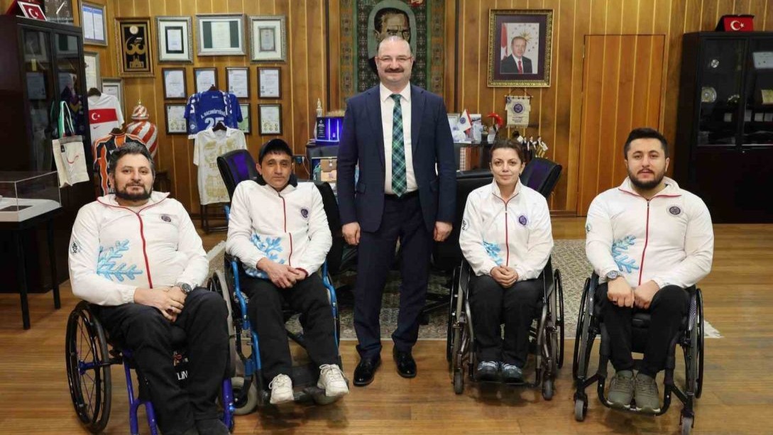 Rektör Hacımüftüoğlu, Milli takıma seçilen özel sporcuları misafir etti
