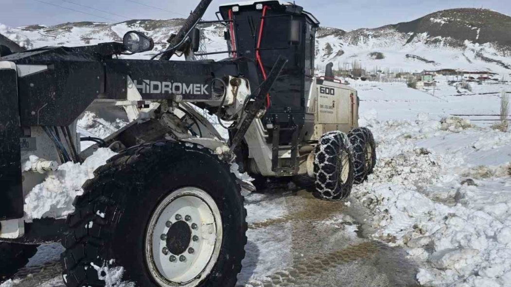 Son yılların en yoğun kar yağışını alan Iğdır’da karla mücadele aralıksız sürüyor