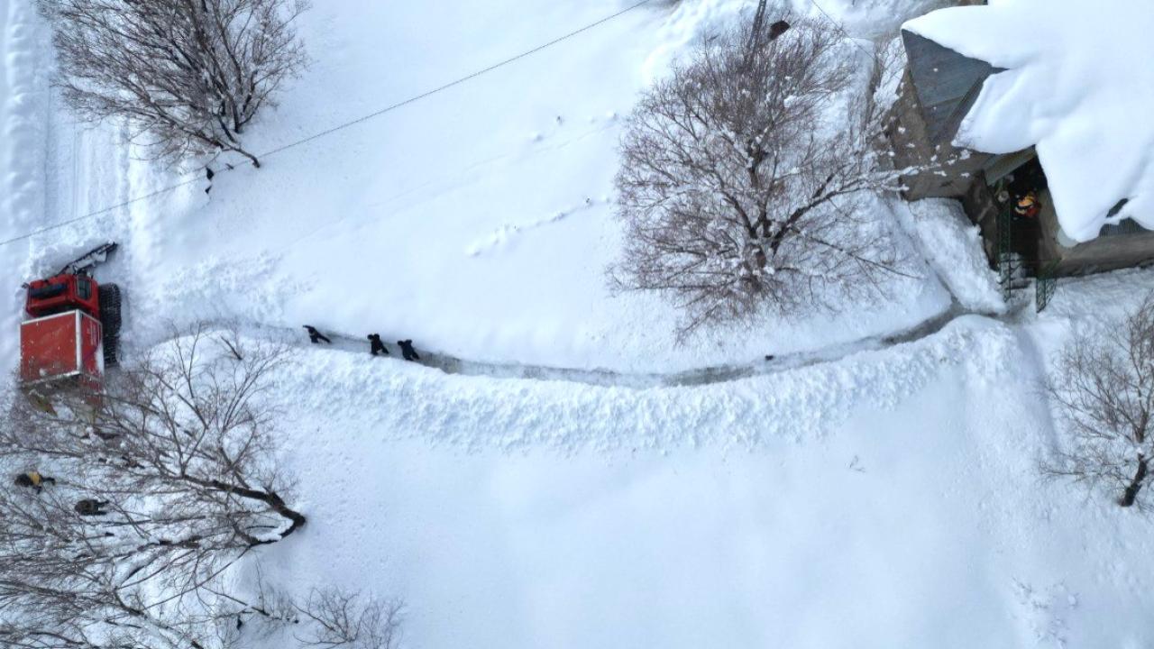 Taşlıçay’da kar kapıları kapattı, vatandaşlar tünellerle dışarı çıktı (Videolu Haber)