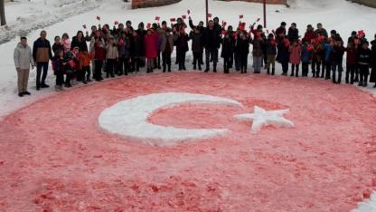 Taşlıçay’da okul bahçesinde karla Türk bayrağı