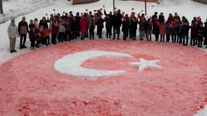 Taşlıçay’da okul bahçesinde karla Türk bayrağı