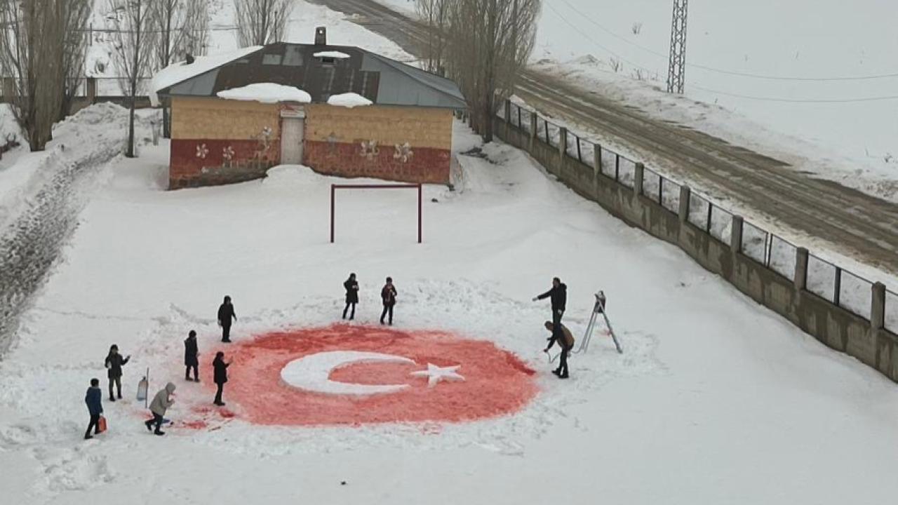 Taşlıçay’da okul bahçesinde karla Türk bayrağı