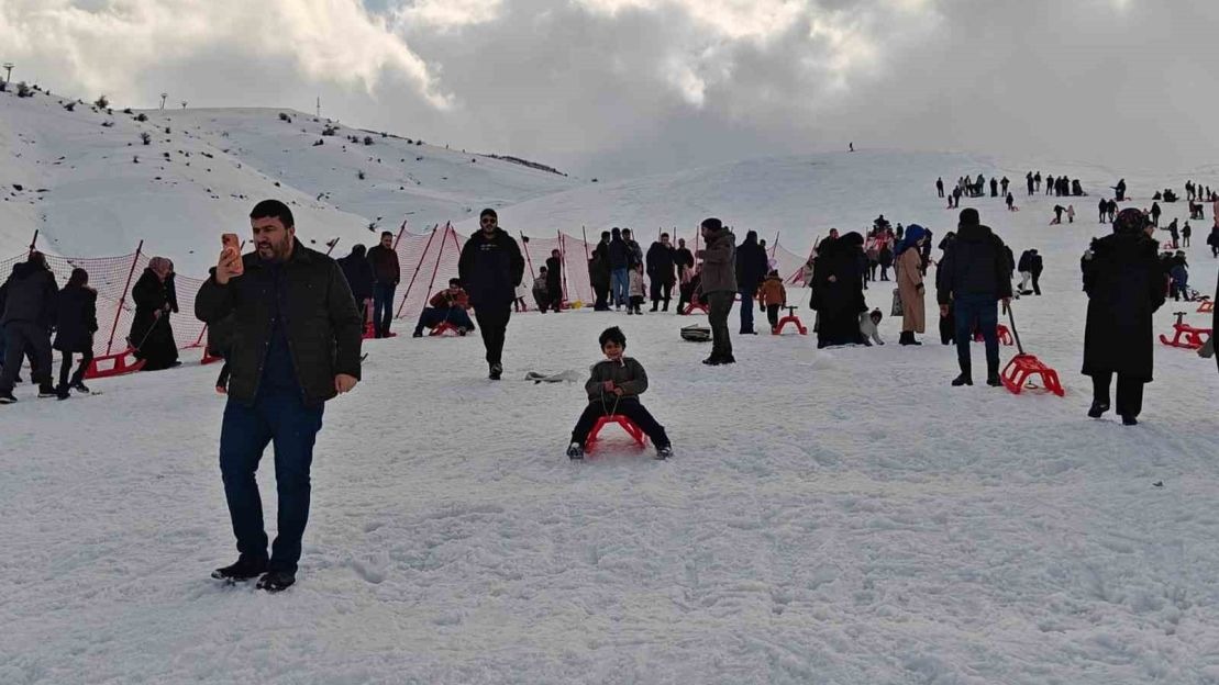 Tatilin son gününde Güzeldağ Kayak Merkezi doldu taştı